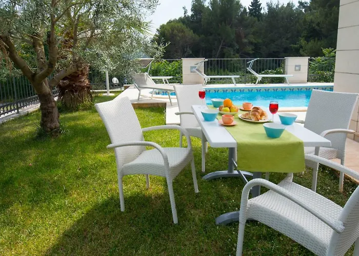 Deluxe Apartment With Private Pool - 100M From The Sea