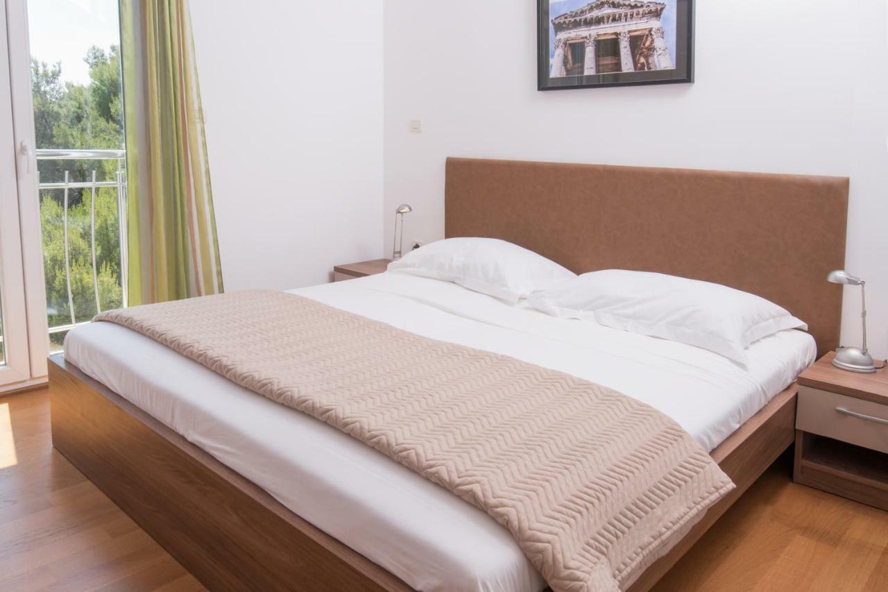 Apartma Deluxe With Private Pool - 100m From The Sea